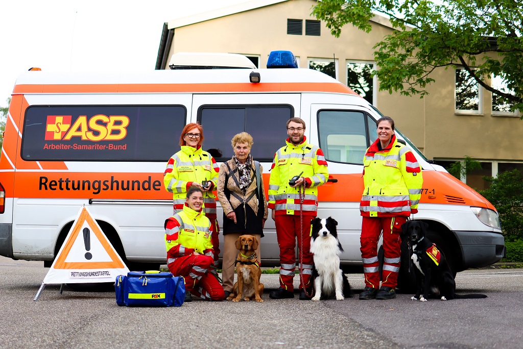 ASB-Karlsruhe_Rettungshundestaffel_Gruppenfoto-mit-RenateAchtmann_Onlineversion.jpg