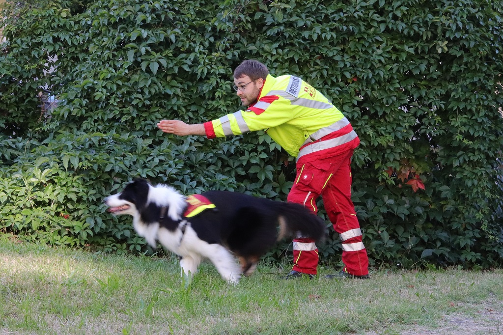 ASB-KA_Homepage_Rettungshundestaffel_Headerfoto_Hund-Hundefuehrender.jpg