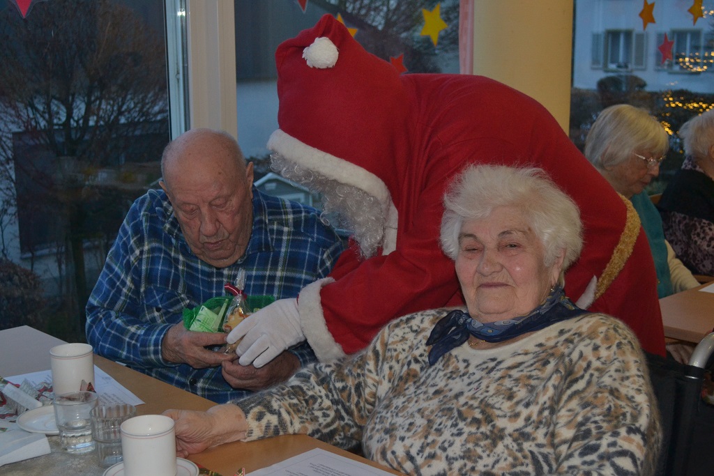 ASB-KA_Homepage_SRZ-Ostring_Weihnachtsfest-2022_03_Beschenkt.jpg