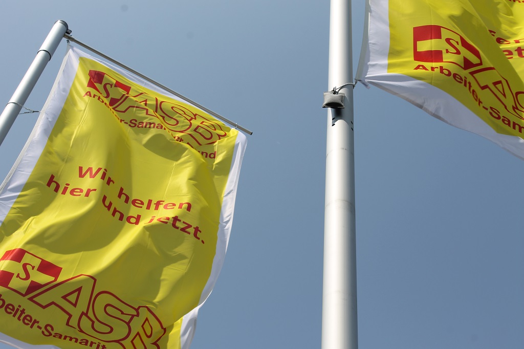 ASB-KA_Special_Hauptrettungswache_13_Wehende-Fahnen.JPG