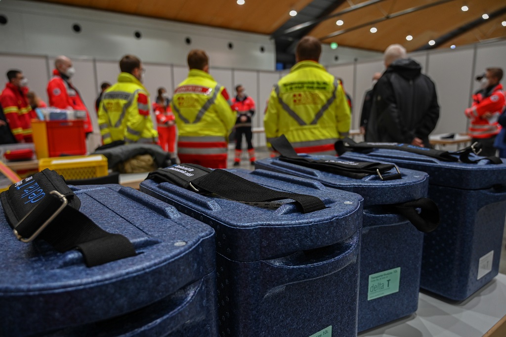 ASB-Karlsruhe_Artikelfoto-MIT_01_Einsatz-Besprechung_Bildnachweis-BBecker-AG-Mobile-Impfteams.jpg