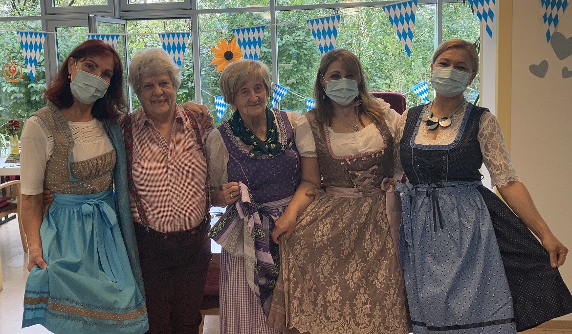 ASB-KA_Homepage_Tagespflege-Pfinz_A_Dirndl-zum-Okoberfest.jpg