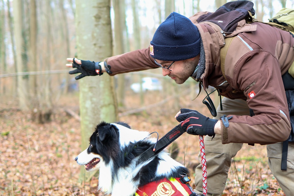 ASB-KA_Homepage_Rettungshundestaffel_Themenfoto_Hund-Hundefuehrender.jpg