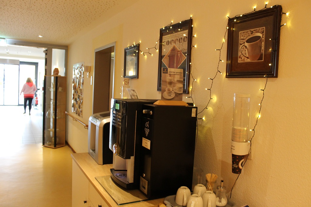 ASB-KA_Homepage_Pflegezentrum-Josefshaus_ Kaffeeautomat-nahe-dem-Foyer.JPG