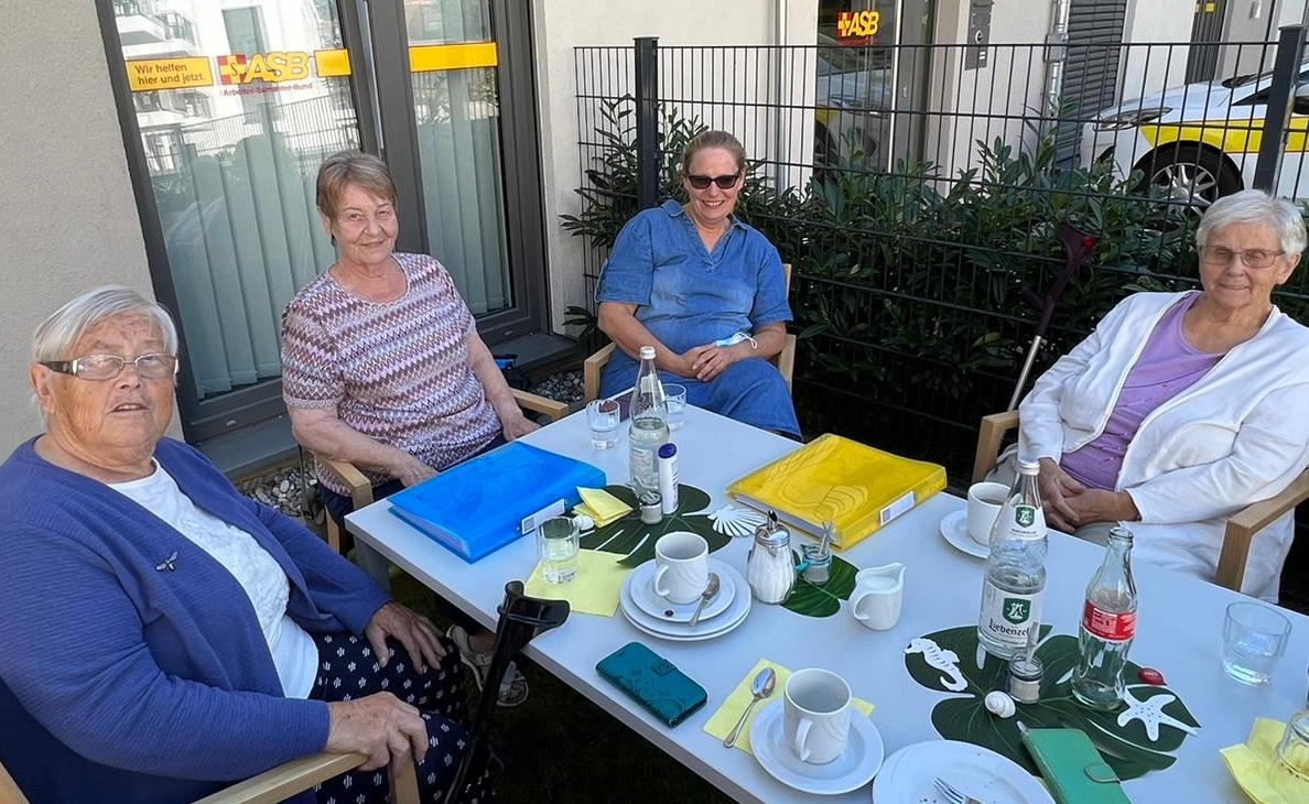 ASB-KA_Homepage_Tagespflege-am-Saalbach-Bretten_Sommerfest_4erGruppe.jpg