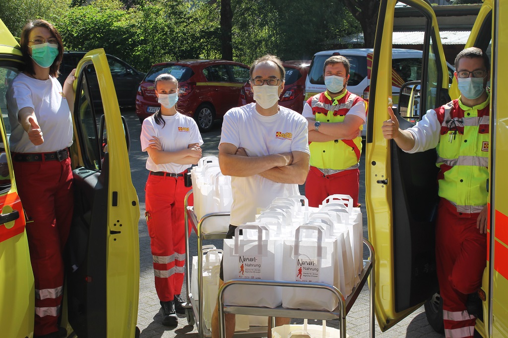 ASB-KA_Foto-2_TEAM_Spenden-Uebergabe_Oli-rennt.jpg
