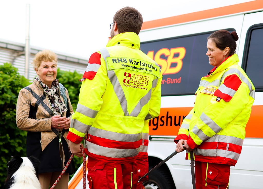 ASB-Karlsruhe_Rettungshundestaffel_Foto-Hochkant_Freude-bei-Begegnung_Onlineversion.jpg