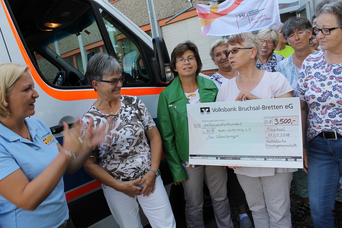 ASB-KA_Homepage_Wuenschewagen_Spende-KFG-Obergrombach.JPG